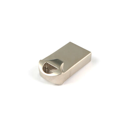 반짝이는 금속 USB 플래시 드라이브가 포함된 은색 빠른 데이터 전송 속도 안전한 데이터 저장에 적합한 내구성 있는 금속 케이스