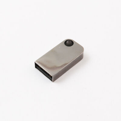 구멍이 있는 미니 USB 플래시 드라이브는 열쇠 고리를 넣을 수 있습니다. 금속 USB 플래시 드라이브는 레이저 로고를 사용자 정의할 수 있습니다.