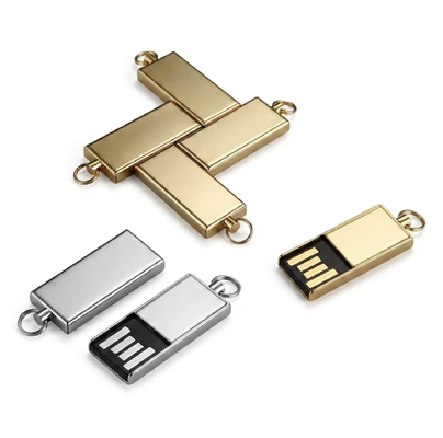 빠르고 안전한 데이터 전송 요구에 적합한 HY 플래시 칩을 포함하는 반짝이는 아연 합금 금속 USB 플래시 드라이브가 있는 실버