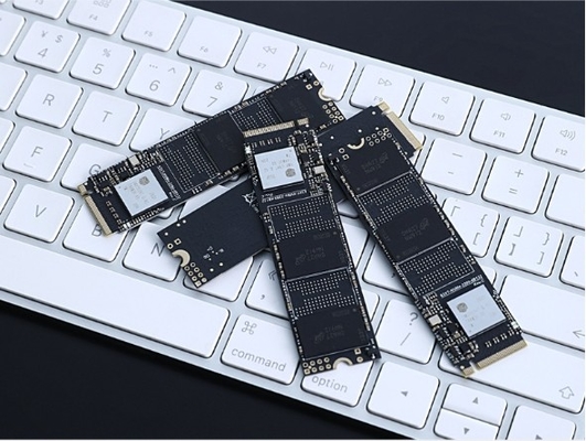SATA III 인터페이스와 최대 10Gbps 데이터 전송 속도와 함께 저렴한 256GB SSD 내부 하드 드라이브