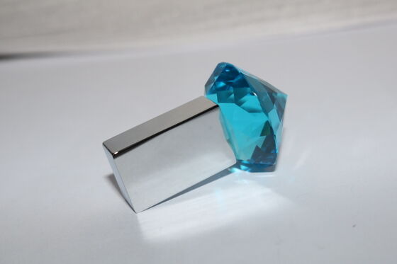 다이아몬드 usb 플래시 드라이브 그것은 보석과 함께 여자의 선물에 좋은 usb 플래시 드라이브 또한 레이저 로고 금속에 맞춤형 usb 로고 및 상자를 만들 수 있습니다